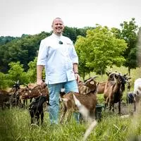 Jonas Melchinger und Partnerin Annemarie Rauter leben am Hof in einem Kreislauf - da für die Milchproduktion entsprechender Nachwuchs bei den Damen erforderlich ist, wird neben Milchprodukten auch Fleisch erzeugt .