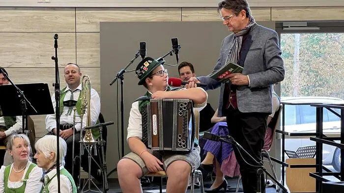 Bester steirischer Nachwuchs-Harmonikaspieler Laurenz Schlager mit ORF-Moderator Karl Lenz.