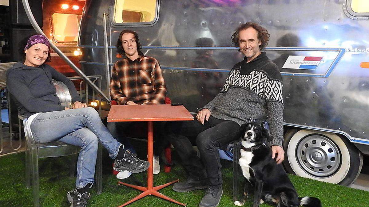 Brauerin Liliane Schneider, Georg Paier und Josef Nothegger am „Campingplatz“ 