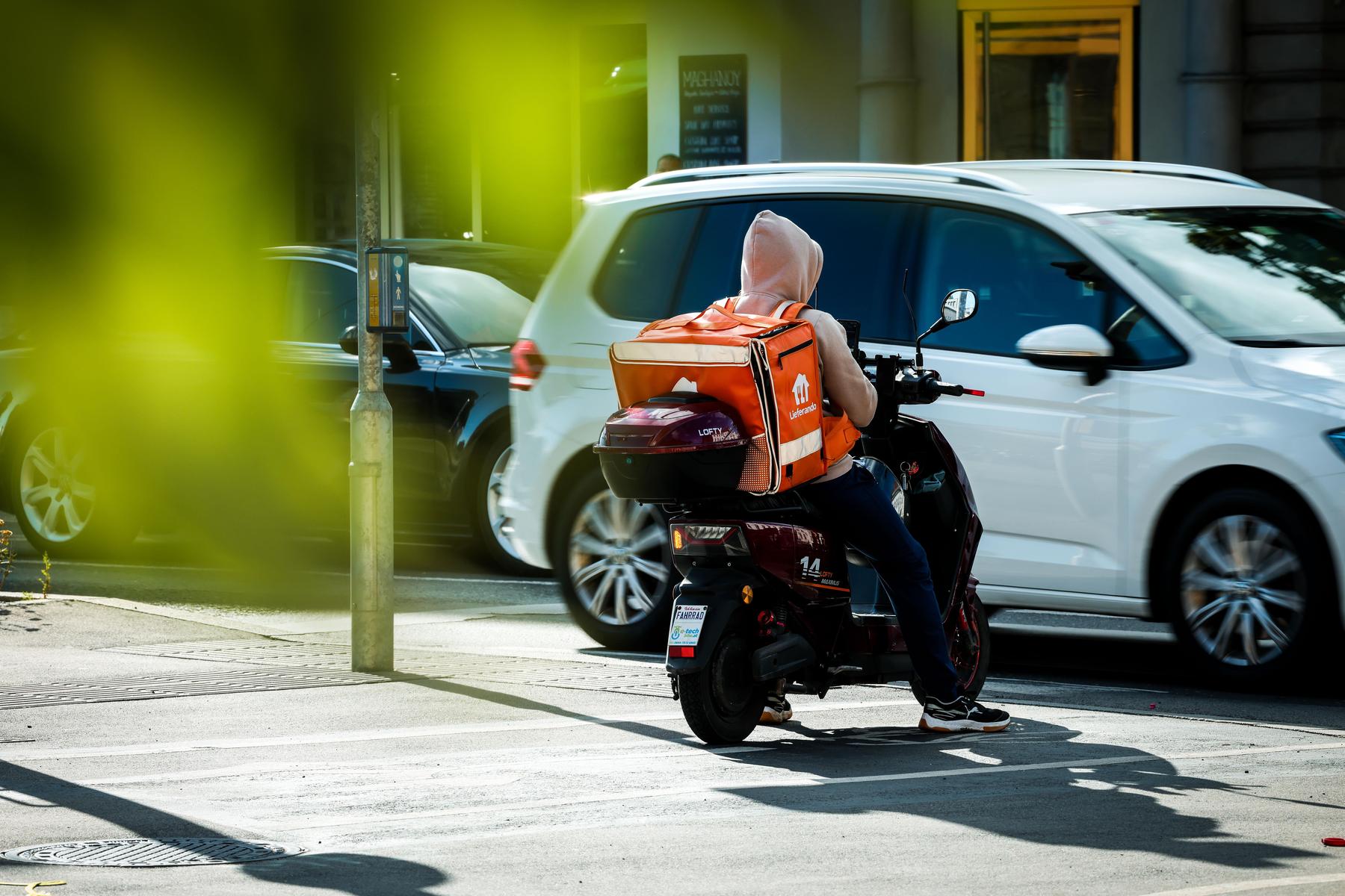 Neue Regeln für Radwege: Aus für E-Mopeds und Helmpflicht auch für -Bikes und -Scooter