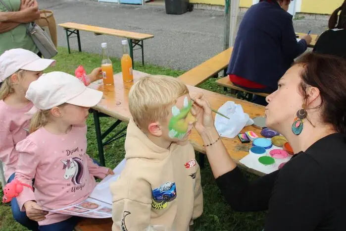 Kinderschminken, Goldwaschen, Luftballons formen, Stiefelwerfen, ein Glücksrad, eine Riesen-Hüpfburg und Kutschenfahren mit Franz und Sissy Seidler rundeten das Familienfest perfekt ab.