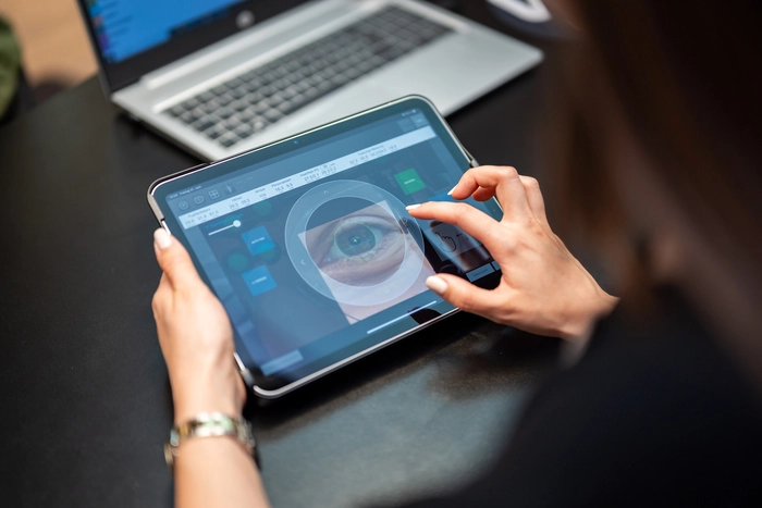 Bei einer Gleitsichtbrille kommt es auf Präzision an: Unterschiedliche Messungen führen zu einem optimalen Ergebnis der Brillengläser und erleichtern den Alltag des Trägers