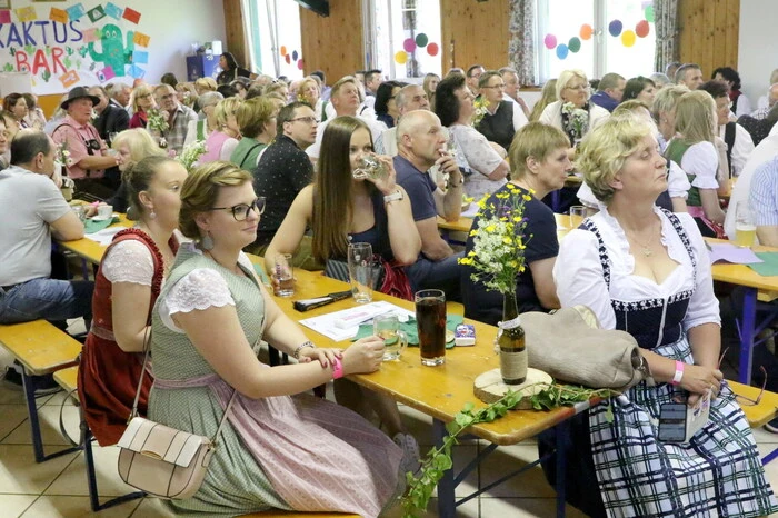 Und in Scharen waren auch heuer die Besucher in die örtliche Vereinshalle gepilgert, um sich zu unterhalten und das Tanzbein zu schwingen.