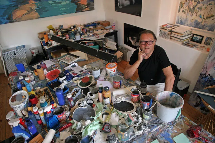 Der Künstler in seinem Atelier