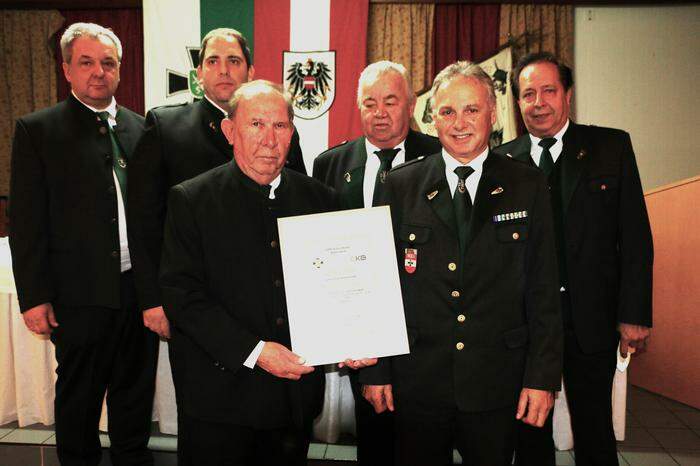 Obmann-Stellvertreter Josef Petz (3.v.l.) wurde die Ehrenmitgliedschaft im ÖKB-Ortsverband Hatzendorf verliehen