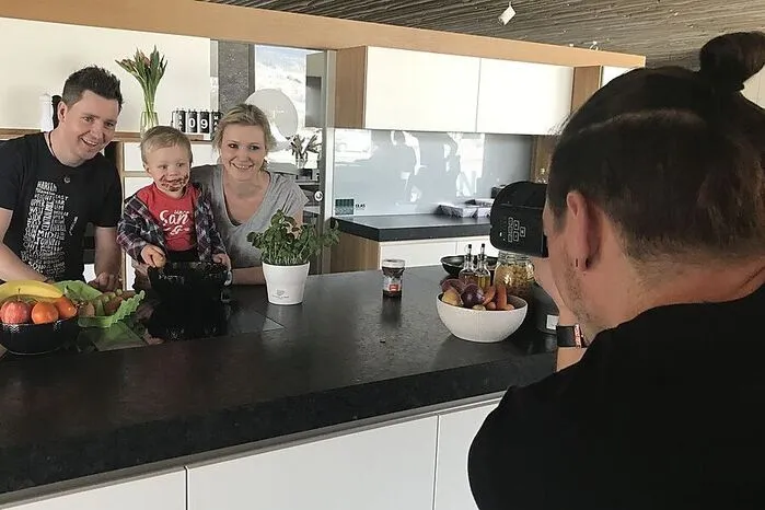 Hundert Familien standen für ein Kochbuch von "Mamas für Mamas" für den guten Zweck vor der Kamera. Der Spaß kam dabei für Kinder, Eltern und den Fotografen nicht zu kurz. Mehr dazu.