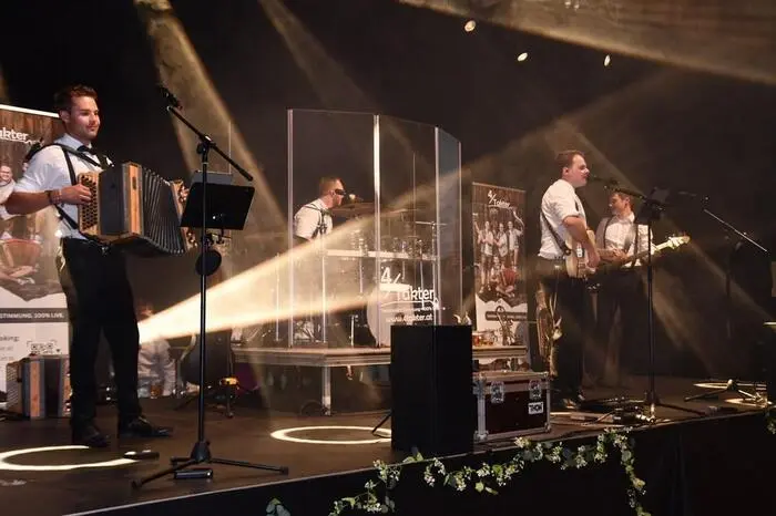 Für die Tanzmusik sorgten die „4/Takter“. 