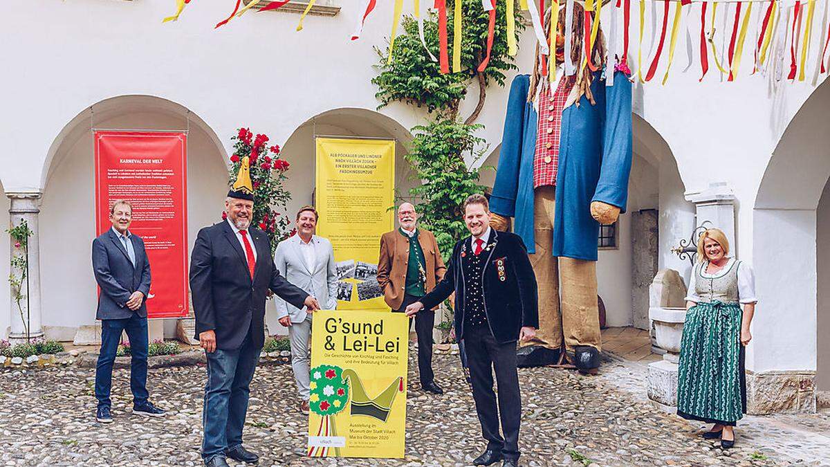 Museumschef Kurt Karpf, Gildenkanzler Karl Glanznig, Bürgermeister Günther Albel, Gernot Bartl, Gman-Großbauer Kurt Maschke und Kirchtagsobfrau Vizebürgermeisterin Gerda Sandriesser im Innenhof des Museums. 