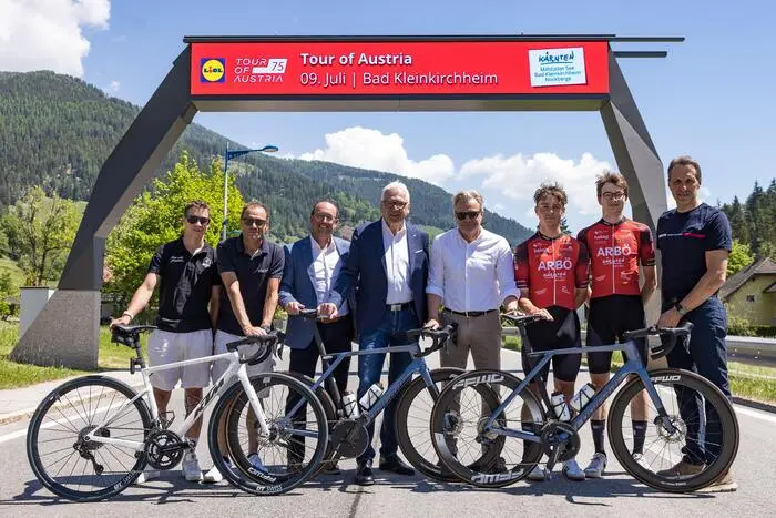 Manolo Wrolich (Tirol KTM Cycling Team), Paco Wrolich, Christian Stattmann, Matthias Krenn, Tour-Direktor Thomas Pupp, Christian Rush und Lorenz Krumpl (ARBÖ Kärnten Sport Feld am See) sowie Norbert Unterköfler (Präsident LRV Kärnten)