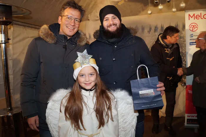 350-Euro-Gutschein von Optik: Daniel Kuschinsky, Christkind Lara Richtig und René Schlacher (von links). 