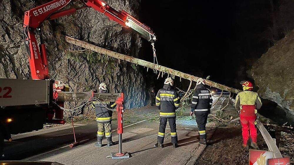 Auch in der Nacht auf Montag waren die Feuerwehrleute noch im Einsatz, wie hier auf der B64/Weizklamm in der Oststeiermark