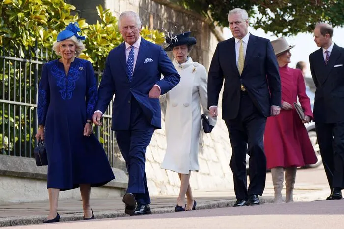 König Charles und seine Frau Camilla spazierten gemeinsam mit Prinzessin Anne, Prinz Andrew, Sophie und Prinz Edward zum Gottesdienst