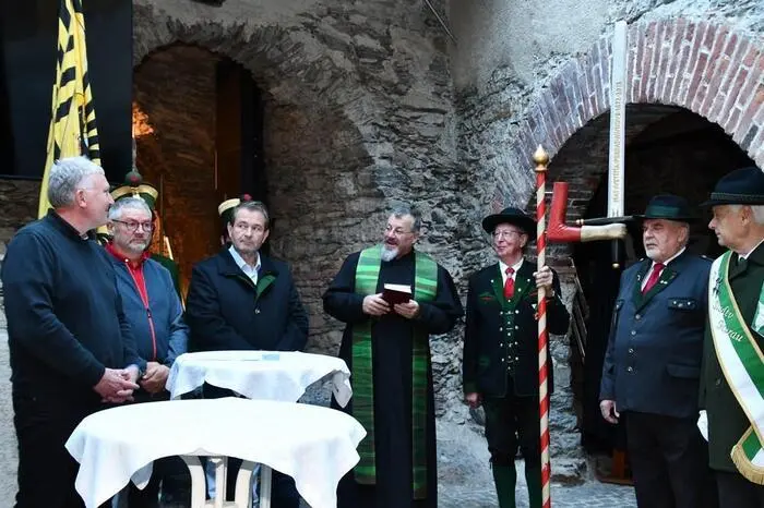 Der Beginn des offiziellen Aktes war im Rathaus mit der Segnung der Freyung durch Stadtpfarrer Thomas Mörtl, anschließend ging es durch die Anna-Neumann-Straße zum Hauptplatz. 