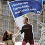 Vor dem Parlament in London gab es Proteste gegen Facebook. Dabei wurde auch eine Figur von Facebook-Chef Zuckerberg gezeigt, dem die Aussage "Ich weiß, dass wir Kinder schädigen, aber mir ist das egal" in den Mund gelegt wurde