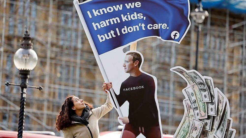 Vor dem Parlament in London gab es Proteste gegen Facebook. Dabei wurde auch eine Figur von Facebook-Chef Zuckerberg gezeigt, dem die Aussage &quot;Ich weiß, dass wir Kinder schädigen, aber mir ist das egal&quot; in den Mund gelegt wurde