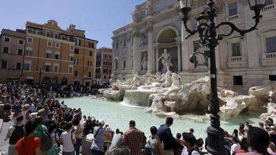 Angesichts eines neuen Rekordhochs an Besuchern will Rom ebenfalls die Zahl der Besucher auf der Spanischen Treppe und dem Platz vor dem Trevi-Brunnen regeln