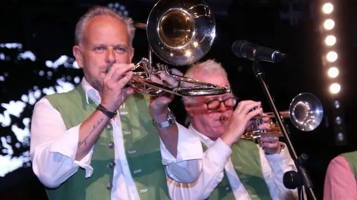 Mit dem traditionellen Volksmusikabend unter dem Motto „Da Summa is aussi“ endete der Köflacher Musiksommer 2025 auf dem Rathausplatz.