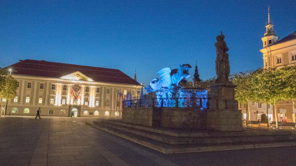 Die Beleuchtung des Rathauses wird ab sofort um 22 Uhr abgeschaltet, der Lindwurm &quot;strahlt&quot; weiterhin bis Mitternacht
