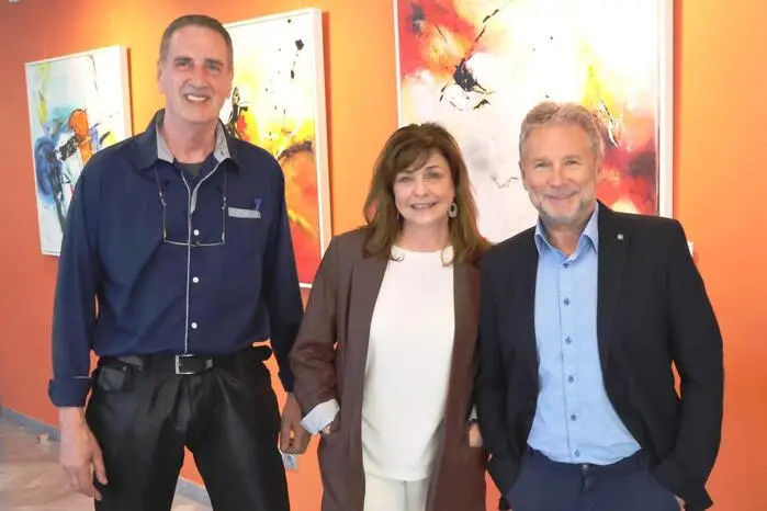 Unter dem Titel „Digital trifft Acryl“ lud er gemeinsam mit Margit Ennser und Horst Rauter (links) zur Vernissage in das Gemeindeamt von St. Georgen am Längsee. Und es waren nicht nur Kunstinteressierte nach Launsdorf gepilgert, um die Arbeiten des Trios zu bestaunen. 