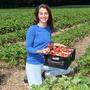 Susanne Popp-Kohlweiss freut sich über feine, geschmackvolle Erdbeeren