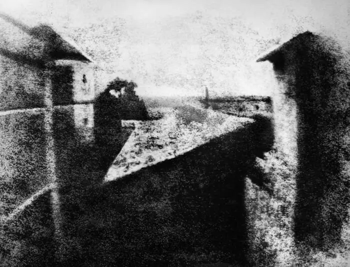 Das erste Foto der Welt: „Blick aus dem Arbeitszimmer von Le Gras“. Aufgenommen 1826
