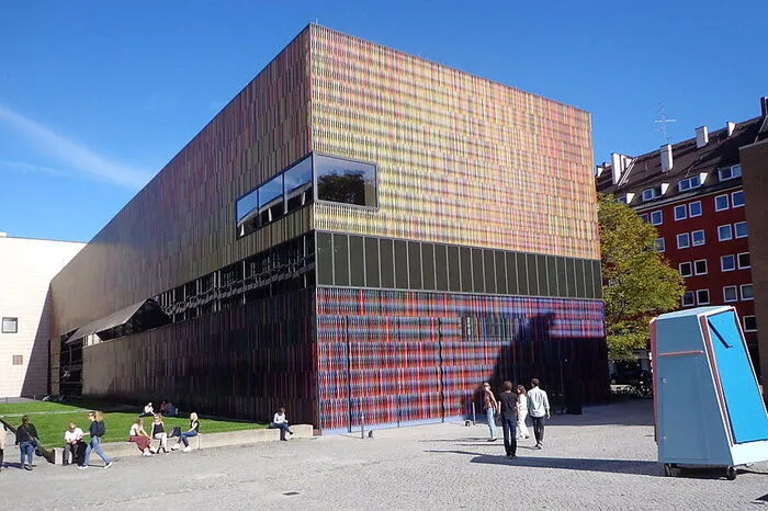 Das vom Büro Sauerbruch Hutton entworfene Museum Brandhorst setzt ganz auf erstklassige zeitgenössische Kunst, etwa mit dem größten Warhol-Bestand in Europa und der weltweit größten Sammlung von Werken Cy Twomblys.