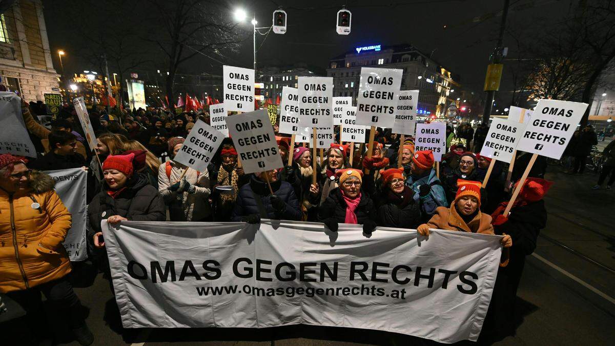 Demonstration gegen rechts | Demonstrieren ist ein Grundrecht, Gewalt in der Sprache nicht