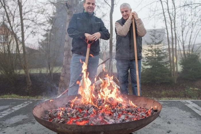 Die fleißigen Helfer haben bereits um 6 Uhr das Feuer entfacht.