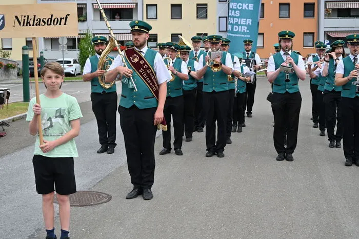 Das Gesamtspiel wurde mit dem Marsch "Unser Niklasdorf" unter der Leitung von Stefan Mühlstein eröffnet, nach den Grußworten der Ehrengäste folgten die "Europa Messe, erster Teil", unter der Leitung von Alfred Ebenberger, "Tage wie dieser" unter der Leitung von Tom Reichel und als Abschluss die Landeshymne unter der Leitung von Bezirkskapellmeister Vinzenz Keimel. 