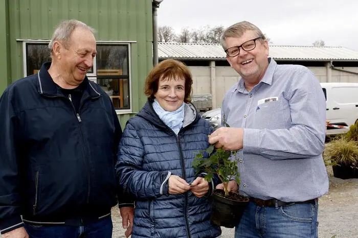 Direktorin Martina Teller-Pichler begrüßte Blumenkönigin Verena I, den Obmann der Steirischen Gärtner Ferdinand Lienhart, die Landtagsabgeordneten Lukas Schnitzer und Hubert Lang sowie Kammerobmann Herbert Lebitsch und Bürgermeister Franz Zehner.