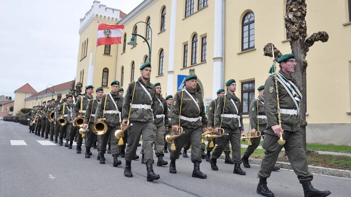 100 Jahre ist ist es her, als die Traditionsverbände der Straßer Soldaten, die Schützenregimenter Nr. 3 und Nr. 26, maßgeblich am Erfolg der Durchbruchsschlacht bei Flitsch beteiligt waren. Wie alle Jahre erinnert man sich am Gedenktag des Jägerbataillons 17 an die erfolgreich geschlagene 12. Isonzoschlacht und an die damals gefallenen österreichischen Soldaten im Ersten Weltkrieg.