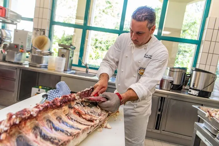 im Jahr 2019 wurde eine eigene Hofschlachtung gebaut. Diese dient zur stresslosen Schlachtung und zur nachhaltigen Verarbeitung des gesamten Rindes. Auch Executive Chef Gangl legt selbst Hand an