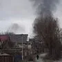 Nahe der Stadt Hostomel sieht man Rauchschwaden aufsteigen