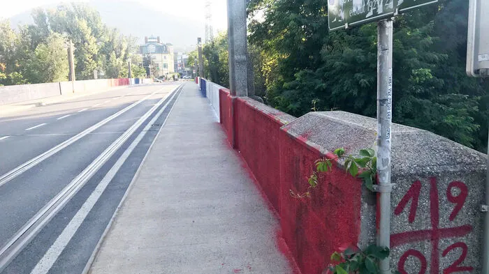 Die auffällige Bemalung der Weinzödl-Brücke in Graz