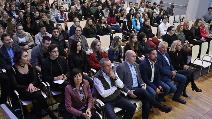 Am Donnerstag erfolgte der Projektstart von "Sag Ja zum Leben", veranstaltet vom Sozialpädagogischen Dienst der Fachberufsschule Spittal und dem Spittaler Lions Club. Auftakt war im Spittaler Stadtsaal, am Nachmittag fanden im Schloss Porcia verschiedene Workshops statt.