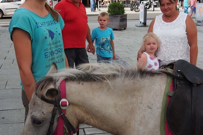 Die Gäste durften Ponyreiten, sich von Magic Klaus bezaubern lassen, Akrobat Emilio Brumbach beim Jonglieren und Balancieren bestaunen, zum Schminken, in die Kinderdisco und vieles mehr.