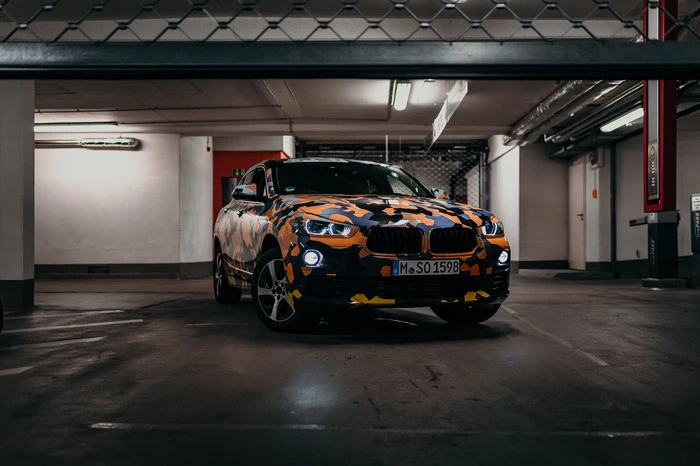 Die flach konturierten Scheinwerfertuben zeigen das klassische BMW-Doppelrunderscheinungsbild in einer hexagonalen Interpretation.