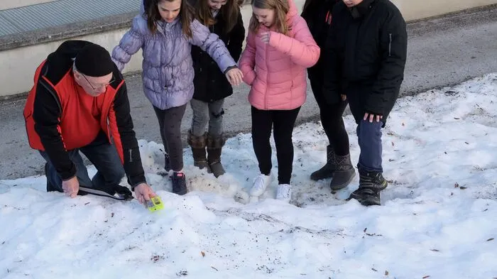 Es wurden Lawinenverschüttetensuchgeräte im Schulhof vergraben und von den Kindern gefunden, sondiert und ausgegraben, zwei verletzte Mitschüler versorgt und mit dem Akja abtransportiert sowie ein Notbiwak errichtet. Ein Skitouren-Rucksack mit Lawinenairbag ausprobiert und viele, viele Fragen von den Rettern von morgen beantwortet.