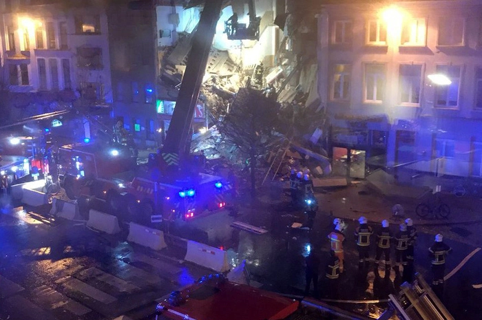 Noch am Morgen durchkämmten Helfer und Suchhunde die Trümmer, 14 Menschen wurden zum Teil schwerst verletzt.