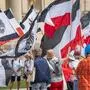 Reichsbürger-Treffen, Kundgebung auf dem Königsplatz, Teilnehmer mit Fahnen des Königreichs Preussen und Reichsflaggen, München, 31. August 2024 Deutschland, München, 31. August 2024, Reichsbürger Treffen, Teilnehmer mit Fahnen des ehemaligen Königreichs Preussen und Reichsflaggen, schwarz-weiß-rot, Kundgebung auf dem Königsplatz, die deutsche Reichsbürger-Szene traf sich unter dem Motto Großes Treffen der 251 Bundesstaaten , sie erkennt die Bundesrepublik nicht als legitimen Staat an, sondern will zurück zum Deutschen Kaiserreich in den Grenzen von 1871, mit all seinen Fürstentümern plus Elsass-Lothringen, alle Flaggen der damaligen Bundesstaaten wurden deshalb bei der Veranstaltung mitgeführt, nach einer langen Kundgebung