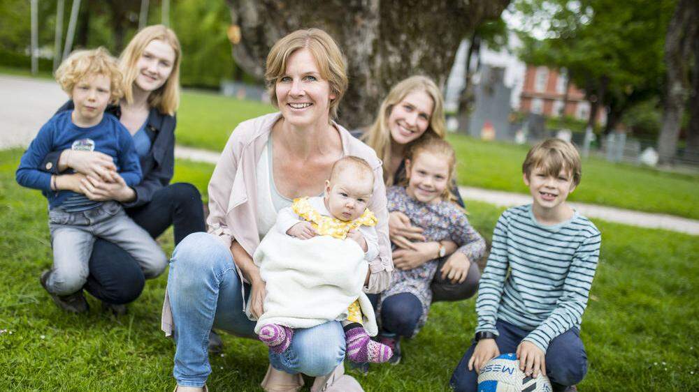 Astrid Körner mit ihren sechs Kindern 