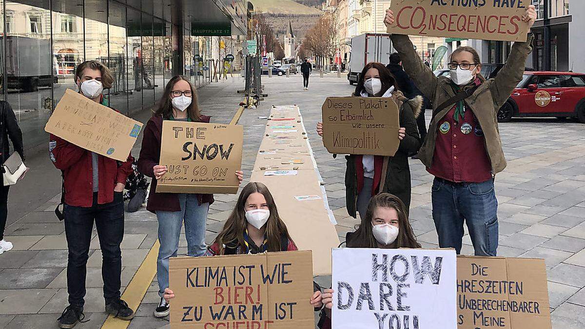 Im März 2021 wurde in Leoben anlässlich des 7. weltweiten Klimastreiks ein &quot;Klimaweg&quot; aus bunt gestalteten Schildern gelegt