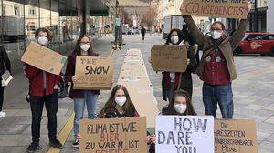 Im März 2021 wurde in Leoben anlässlich des 7. weltweiten Klimastreiks ein &quot;Klimaweg&quot; aus bunt gestalteten Schildern gelegt