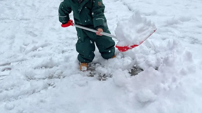 Auch die Kleinsten greifen in Lienz zur Schneeschaufel.