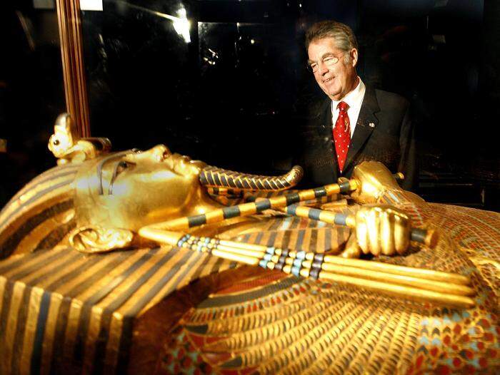 Bundespräsident Heinz Fischer vor dem Sarkophag von Tutanchamun im Ägyptischen Nationalmuseums in Kairo im Jahr 2007