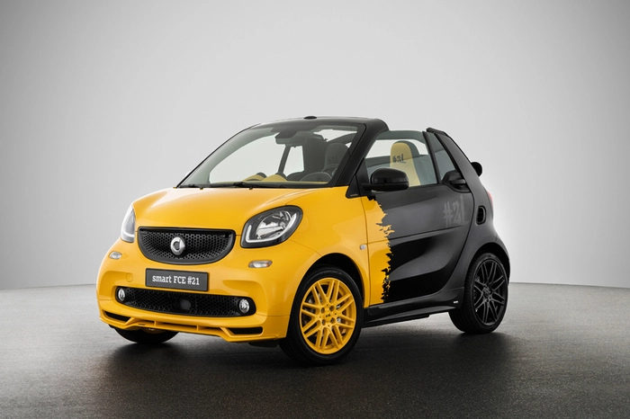 Doch bevor die Mercedes-Tochter im kommenden Jahr rein elektrisch wird, legt die Marke noch eine limitierte Sonderedition bestehend aus den letzten 21 Stück mit Verbrenner auf, die der britische Designer Konstantin Grcic gestaltet hat. Die Idee der Edition: 21 Jahre Smart, 21 Fahrzeuge. Gebaut werden die Sondermodelle bei Brabus und verlassen im August 2019 das Werk.