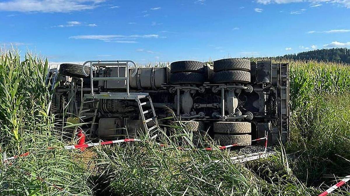 Der umgekippte Lkw musste geborgen werde