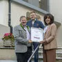 Bürgermeister Markus Tönig und Braumeister Bastian Stolz sind stolz über die Auszeichnung für "ihren" Geigensee. Redakteurin Michaela Ruggenthaler überreichte die frohe Botschaft 