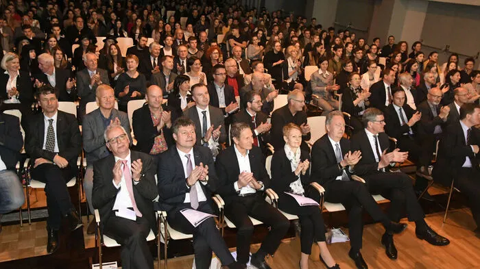 Viele Ehrengäste, Schüler und ehemalige Absolventen füllten beim Festakt den Stadtsaal in Spittal. Rund 5000 Absolventen haben in den letzten 50 Jahren aus dieser Schule ihre Karriere ins Leben gestartet.