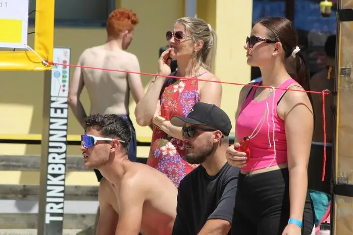 Viele Teams präsentierten sich mit schrillen, bunten und originellen Outfits und ernteten von den zahlreichen Besuchern lobenden Applaus. Eine Beach-Party mit flotten Disco-Klängen bis in die späten Abendstunden rundete das legendäre Quattro-Mixed-Turnier gemütlich ab. 